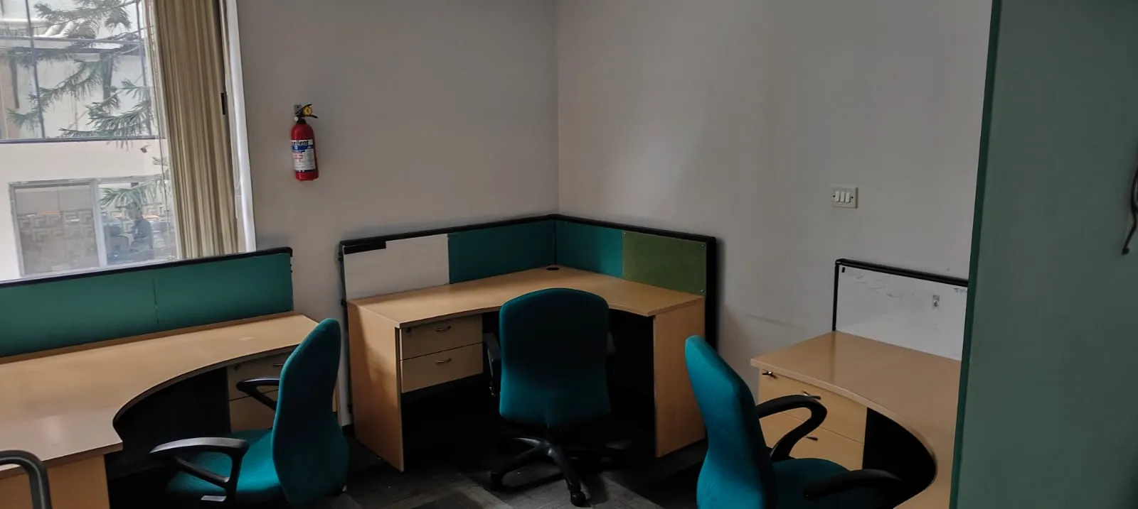 Executive Desk Demobilization | Corporate Office Dismantling Marathahalli Mid-century modular executive layout with rolling office chairs ready for corporate office dismantling Marathahalli clearouts